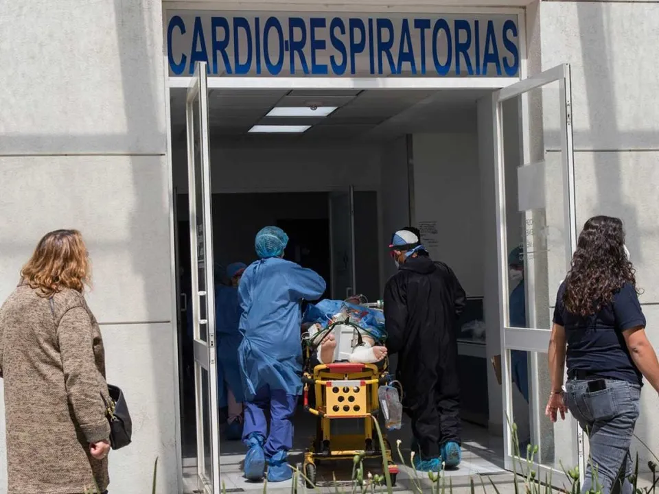 CIUDAD DE MÉXICO, 08FEBRERO2021.- En el Hospital General de México Dr. Eduardo Liceaga ha bajado el ingreso de pacientes en el Área Covid-19, sin embargo, aún llegan pacientes en ambulancias. Familiares esperan afuera noticias de sus pacientes que están ingresados por complicaciones con esta enfermedad.
FOTO: MOISÉS PABLO/CUARTOSCURO.COM