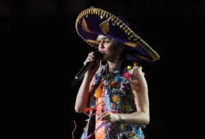 Podría costar arresto a Miley Cyrus polémica con bandera de México
