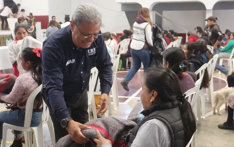 buap-green-carson-entrega-frazadas-pet-cuautempan