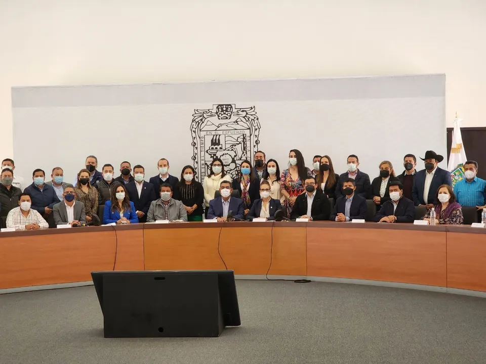 Integrantes del PAN Puebla y gobernador Sergio Salomón Céspedes sostuvieron una reunión