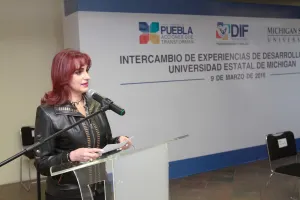Estudiantes de Universidad de Michigan realizan trabajo social en SEDIF