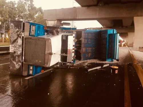Se voltea tractocamión en la autopista Puebla-Orizaba
