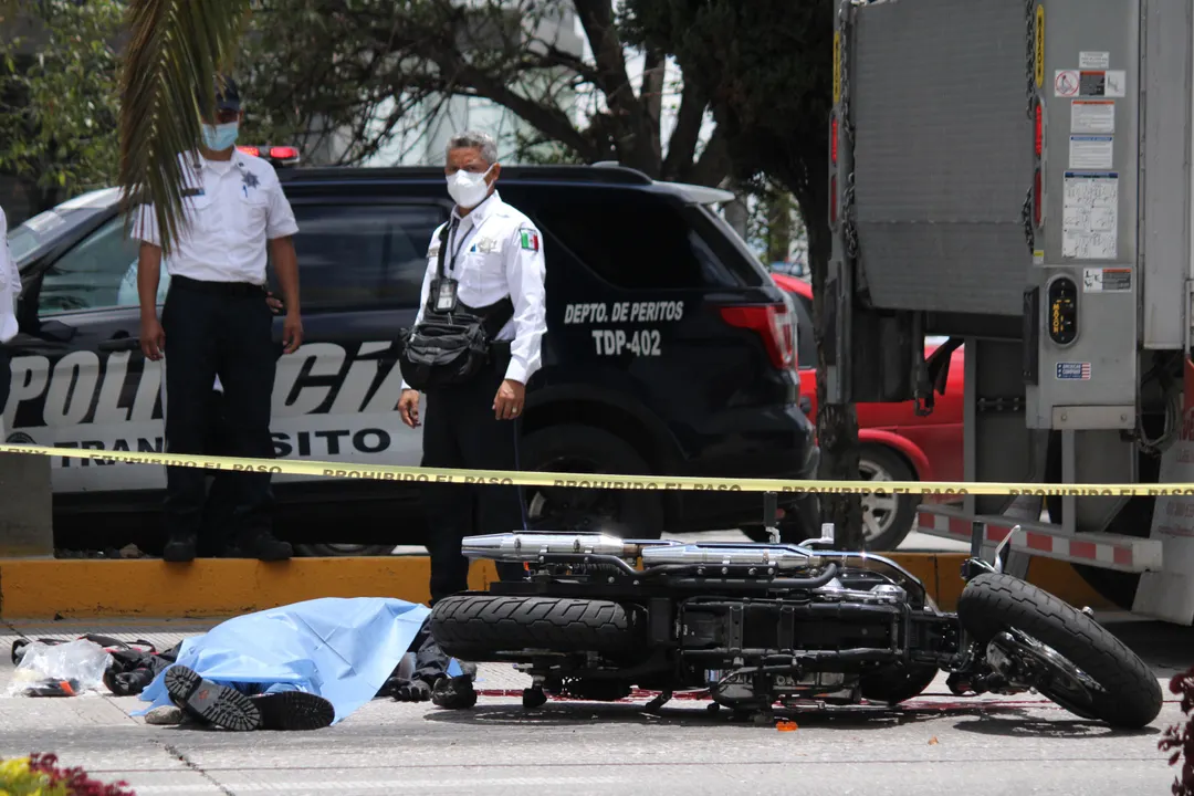 Muere motociclista arrollado frente a Galerías Serdán