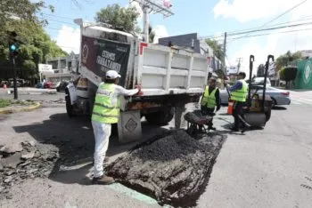 Refuerza Ayuntamiento de Puebla programa de bacheo en El Carmen Huexotitla para mejorar la movilidad en Puebla