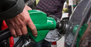 Este viernes de nuevo baja el precio de la gasolina… sólo un centavo