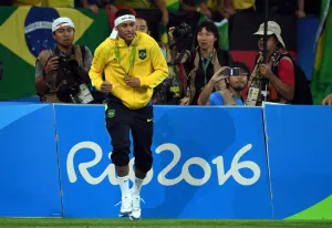 VIDEO: Neymar pelea con hinchas brasileños tras ganar la medalla de oro