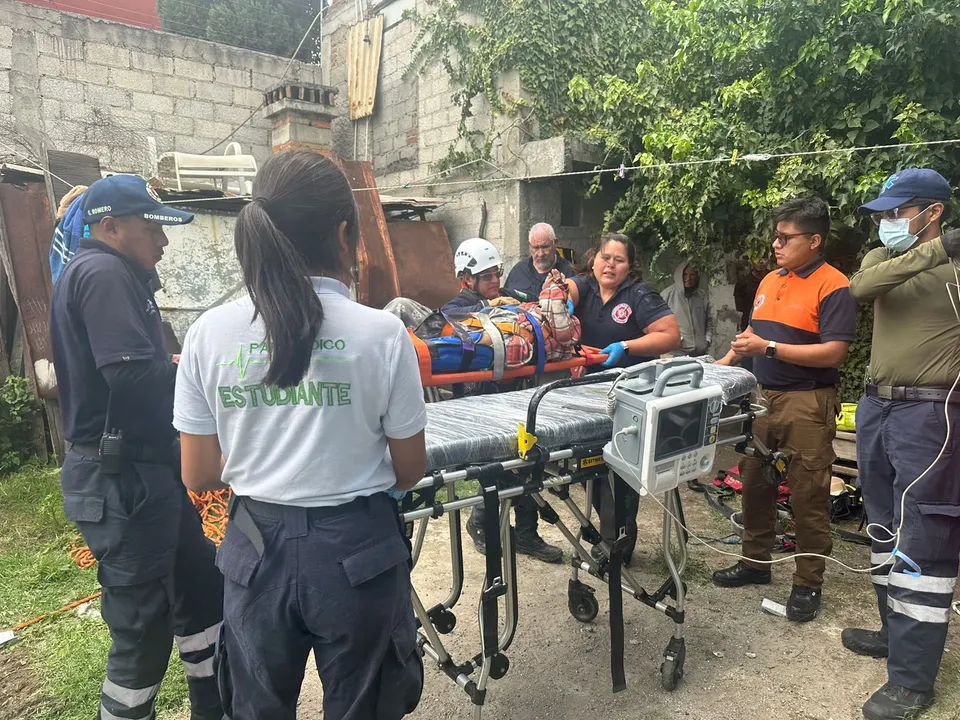 Mujer de la tercera edad se cayó al interior de un pozo de agua