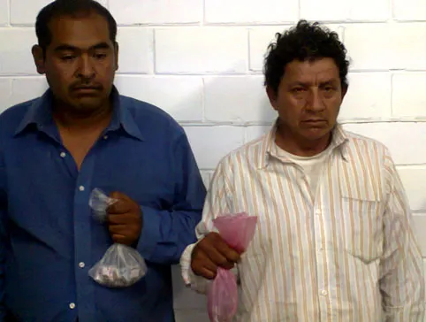 Policías Estatales aseguraron a 2 presuntos narcomenudistas en el municipio de Teziutlán