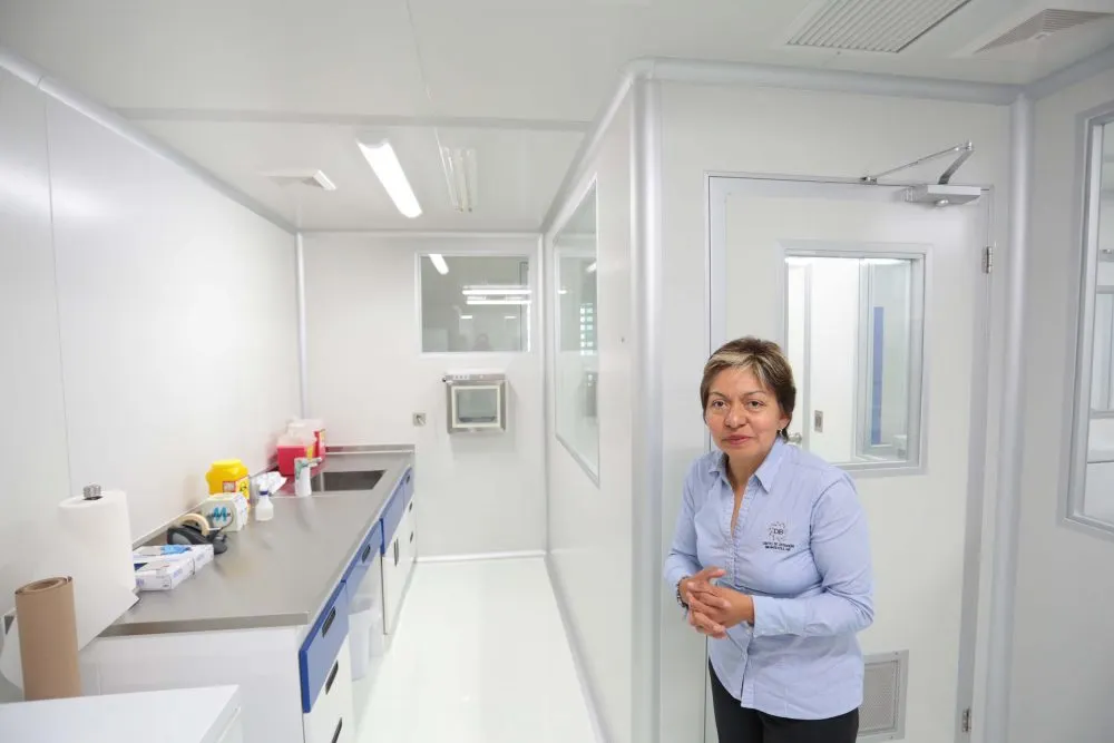 Puebla, Pue. 14-08-2013“El avance de la microbiología molecular en la última década se aceleró, lo que permite realizar diagnósticos más certeros sobre enfermedades metabólicas e infecciosas” afirmó la directora del Centro de Detección Biomolecular (CDB) de la BUAP, Lilia Cedillo Ramírez.Foto.- José Castañares/EsImagen!!