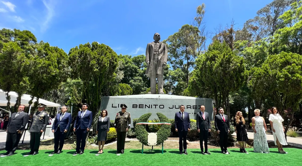 Las políticas públicas impulsadas por el gobierno de Sergio Salomón en favor de las futuras generaciones, son una manera de honrar el legado del presidente Benito Juárez García, sostuvo el director general del Instituto Politécnico Nacional (IPN), Arturo Reyes Sandoval, al fungir como orador oficial en la ceremonia conmemorativa al 151 aniversario luctuoso del ex presidente de México. En este acto, encabezado por el titular del Ejecutivo estatal, el académico llamó a la sociedad a renovar constantemente la memoria del Benemérito de las Américas de manera conjunta con las autoridades y las instituciones académicas. Reyes Sandoval destacó la doctrina internacionalista impulsada por Benito Juárez, la cual, manifestó, está contenida en los principios de solidaridad, fraternidad, cultura de la paz y austeridad. En este marco, el gobernador Sergio Salomón colocó una ofrenda floral en el monumento erigido en memoria al Benemérito de las Américas. A la ceremonia asistieron el presidente de la Junta de Gobierno y Coordinación Política del Congreso del Estado, Eduardo Castillo López; la presidenta del Tribunal Superior de Justicia, Margarita Gayosso Ponce; el Comandante de la XXV Zona Militar, José Manuel Ramírez Martínez; coordinador estatal de la Guardia Nacional, Vinicio Perea Alcaraz; el fiscal General del Estado (FGE), Gilberto Higuera Bernal; el alcalde de Puebla, Eduardo Rivera Pérez; así como integrantes del gabinete estatal.