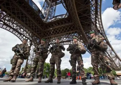 Detienen a hombre que ingresó a la Torre Eiffel con un cuchillo
