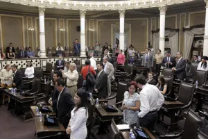 Rinde protesta contralora interna del Congreso
