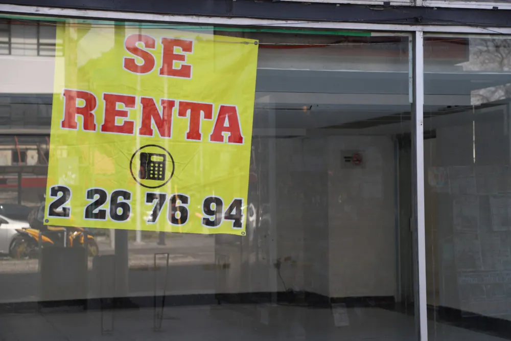 Local con letrero de "Se renta" en Puebla