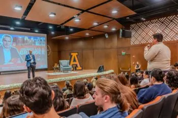 En un mundo de niños “pegados” a las pantallas, KidZania ofrece una alternativa educativa y divertida