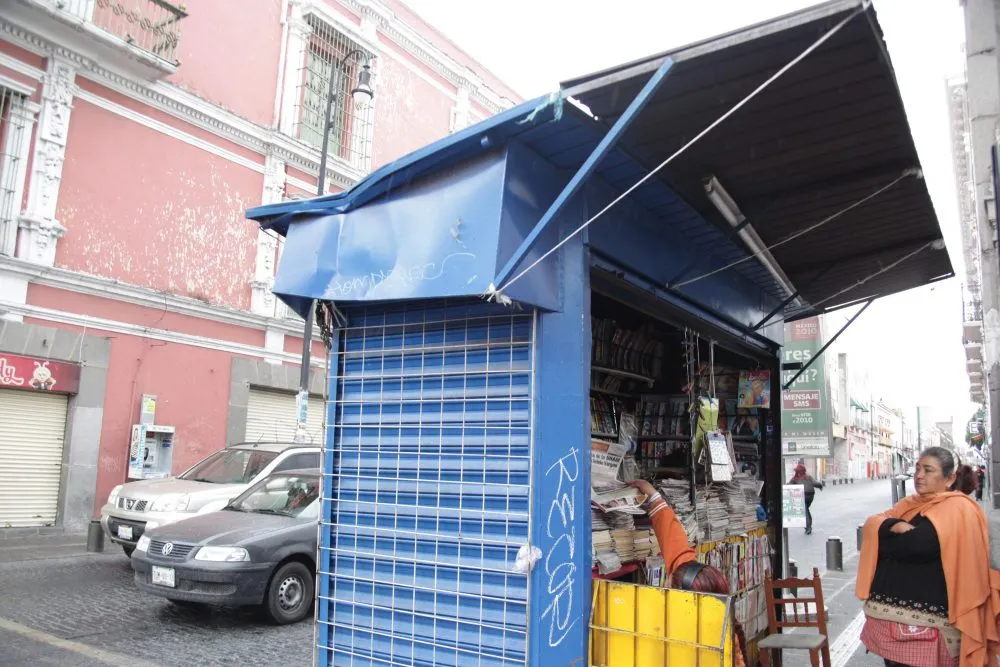 Puebla, Pue. 24-09-2012.
El sindicato de voceadores de Puebla denunció que con la construcción del corredor turísitico los gobiernos municipal y estatal pretenden retirar las casetas donde venden los periódicos ubicadas en el centro histórico de la ciudad.
Foto.-Pablo Spencer/Esimagen.com.mx !!