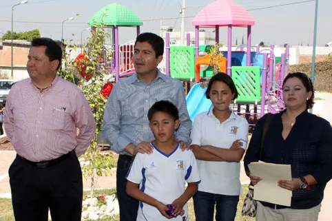 Eduardo Rivera entrega calles pavimentadas y parque de recreación