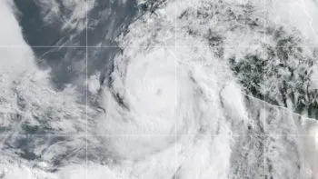 Huracán Flossie sube a categoría 2: lluvias torrenciales, vientos extremos y alto oleaje en seis estados
