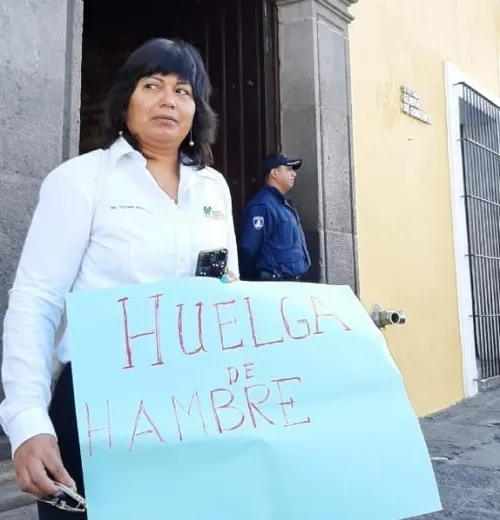 Maestra de la Uttecam inició huelga de hambre frente a Casa Aguayo