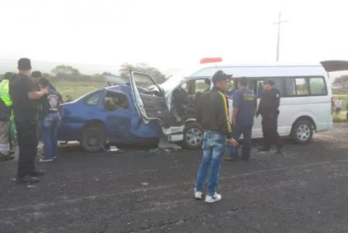 Aparatoso choque en la carretera Tehuacán-Teotitlán deja como saldo un muerto y más de 10 heridos