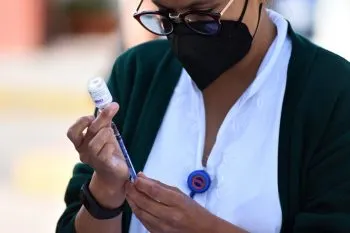 Próximas vacunas contra el COVID-19 serán para menores de edad: MBH