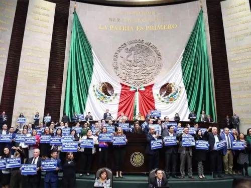 Al grito de ‘Maduro, no eres bienvenido’, panistas protestan en San Lázaro