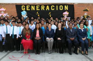 Asiste Dinorah López de Gali a graduación de escuela Vicente Lombardo