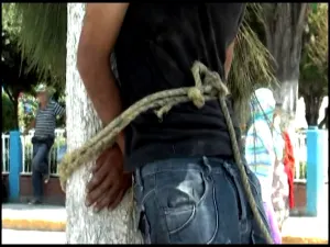Rescatan a hombre y un menor de ser linchados en Felipe Ángeles