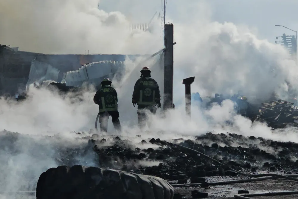 Fuerte incendio consumió una bodega de tarimas frente a la Central de Abasto