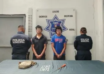 Detienen a dos hombres en Coronango; viajaban en motocicleta con reporte de robo