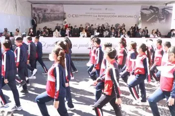 Puebla capital se llena de música y color por el desfile de la Revolución Mexicana