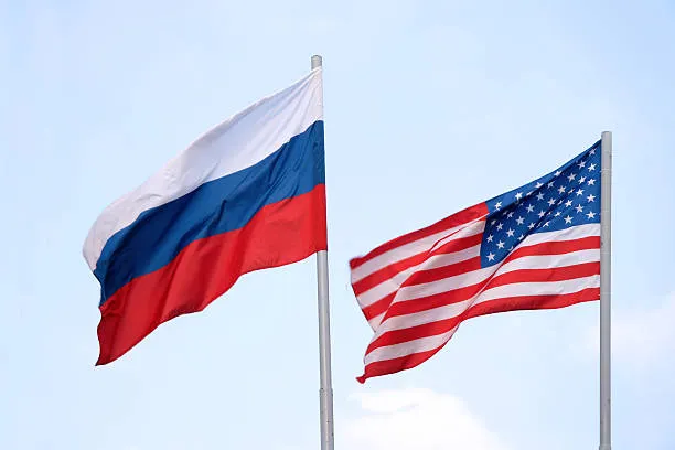 Banderas de Rusia y Estados Unidos