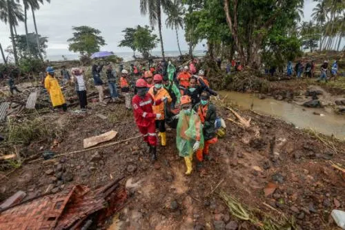 Suman 429 muertos tras devastador tsunami en Indonesia