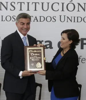 Rosario Robles entrega al gobernador Tony Gali facsímil de la Constitución