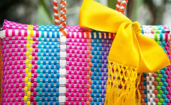 Presos del Cereso de Tehuacán crean bolsas tejidas y son vendidas en el extranjero