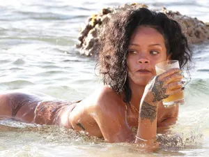 Rihanna festeja la Navidad con cerveza, sol y mar