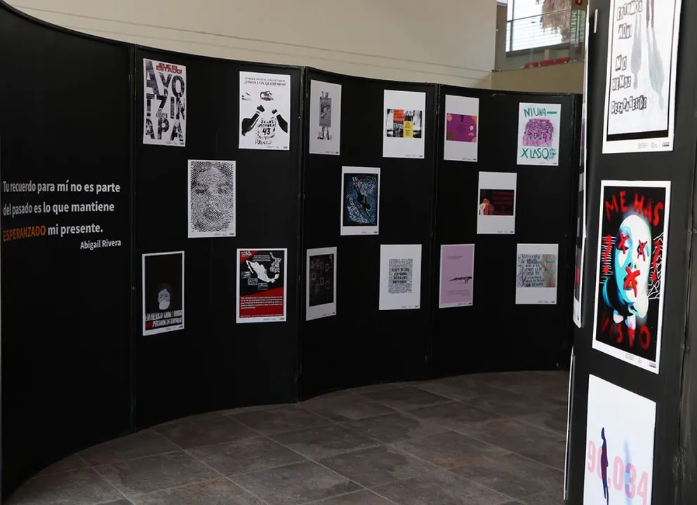 IBERO Puebla inaugura muestra de carteles sobre desapariciones