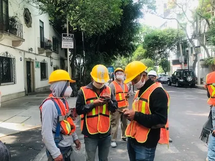 Unos obreros en la calle en Ciudad de México tras el sismo (REUTERS/Henry Romero)