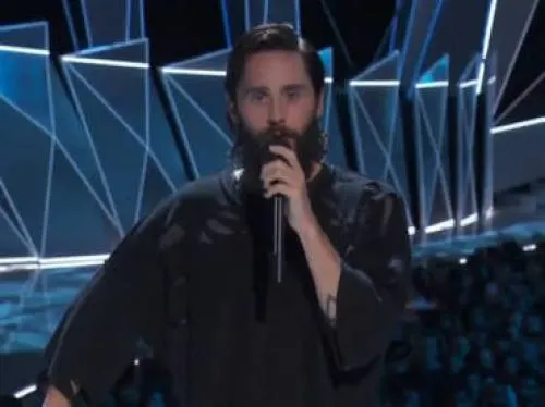 Jared Leto recuerda a Chester Bennington en los MTV VMAs