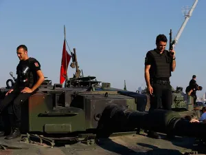 Se rinden últimas tropas golpistas en la capital turca