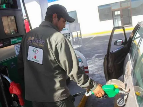 Gasolinas Magna y Premium suben un centavo hoy