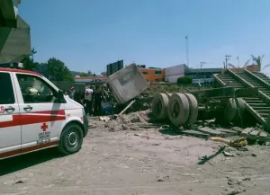 Cae tráiler de puente en la Federal a Tehuacán