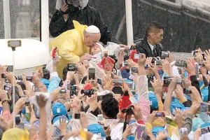 El papa reúne a 6 millones de fieles en última misa en Filipinas