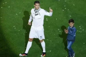 VIDEO: Ronaldo abandona su ego para ser el recogebolas de su hijo