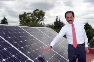 Inaugura Esparza sistema de energía solar y eólica en rectoría CU