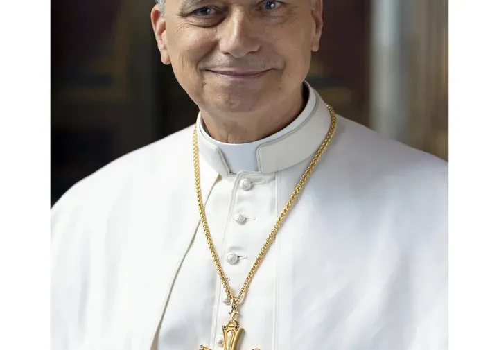 Presentan imagen oficial del papa León XIV con cruz relicario de santos agustinos