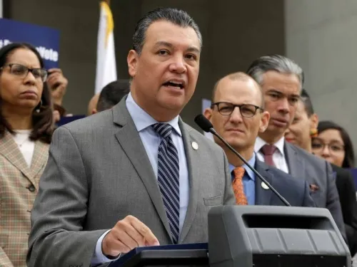Hijo de migrantes mexicanos sustituirá a Kamala Harris en Senado de EU