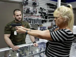 Senado de EU rechaza ampliar control de antecedentes para comprar armas