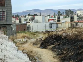 Hallan encobijado en terreno baldío en el bulevar Carmelitas