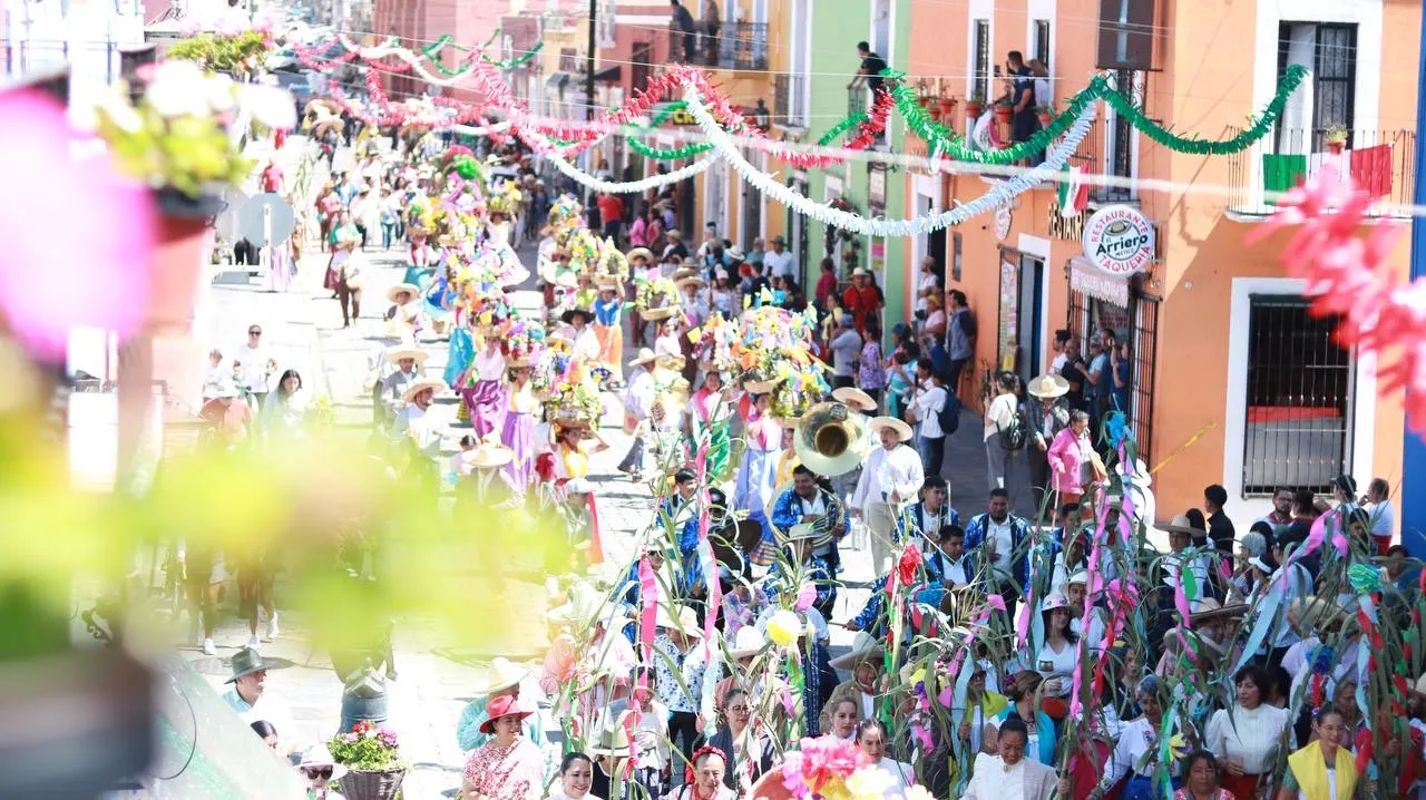 Danzantes invitan al Huey Atlixcáyotl en tradicional Convite por las calles de Atlixco, Puebla