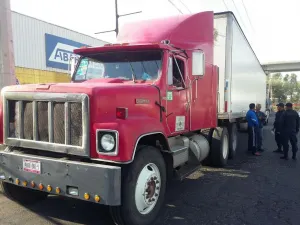 Localizan dos tractocamiones con reporte de robo